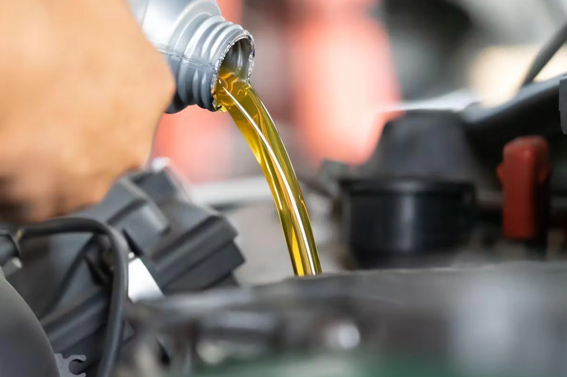 Oil Change in Tulsa: How To Choose the Right Oil and Service for Your Car